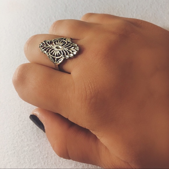 VINTAGE SILVER RING 💁🏼🙏🏼 - Picture 2 of 3