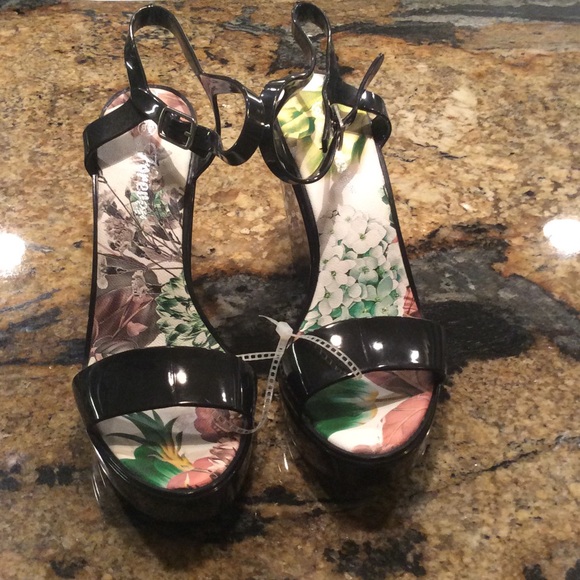 Patent leather black wedge