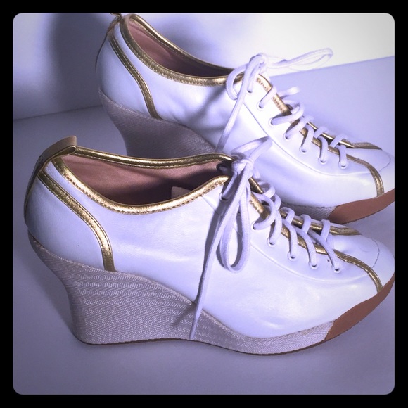 Leather wedged sneakers