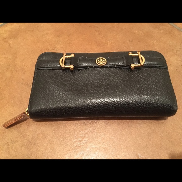 Used- Tory Burch wallet, 12 card slot