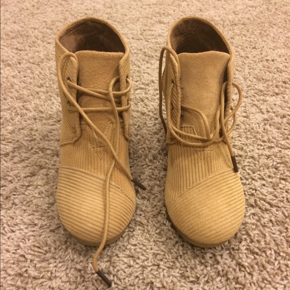 NWOT Toms wedge booties size 6