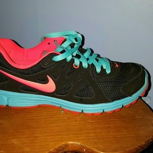 Size 9 NIKE revolution 2