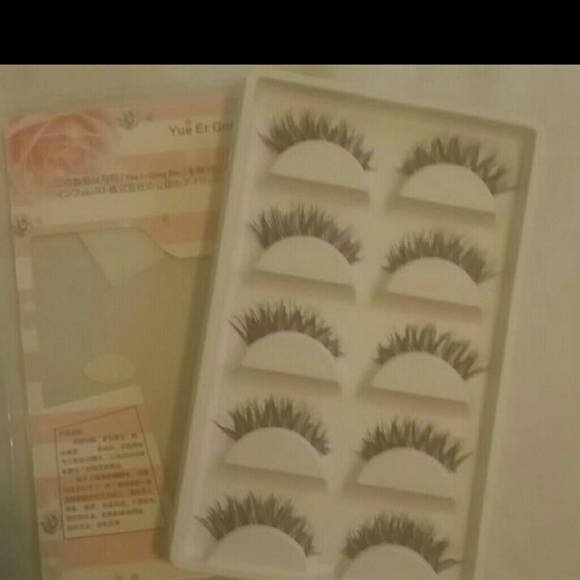 WISPY EYELASHES