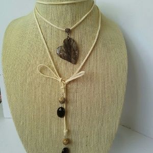 Agate heart black pendant in beige suede leather