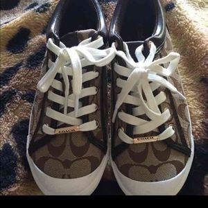 Like new wore once‼️