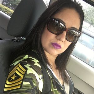 Meet your Posher, Dina