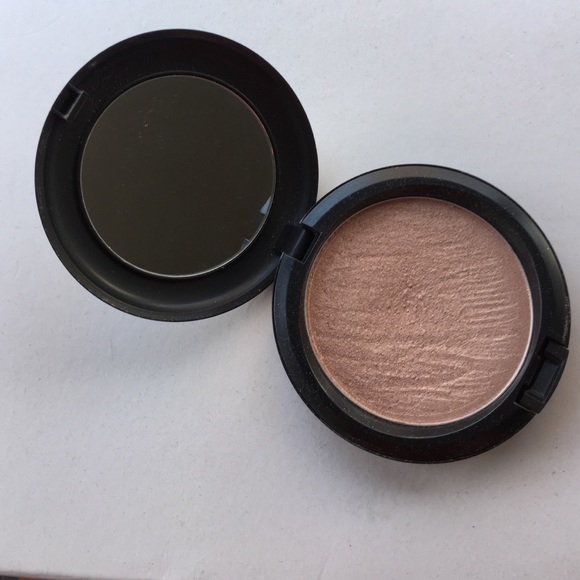 MAC Iridescent Pressed Powder in Belightful