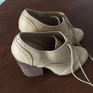 N.Y.L.A. Ankle shoes/boots w/ high heels in beige