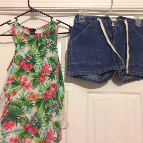 Gap blue jeans and rue 21 tank top - Picture 1 of 3