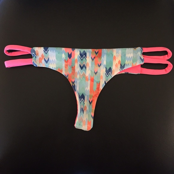 Reversible bikini bottoms