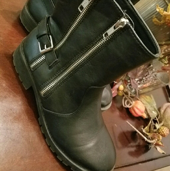 Short biker-style boot (7.5)