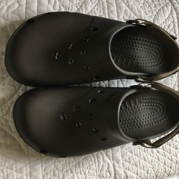 New crocs MEN. Tan/taupe.