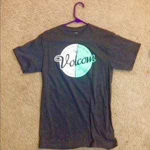 Minty volcom tee