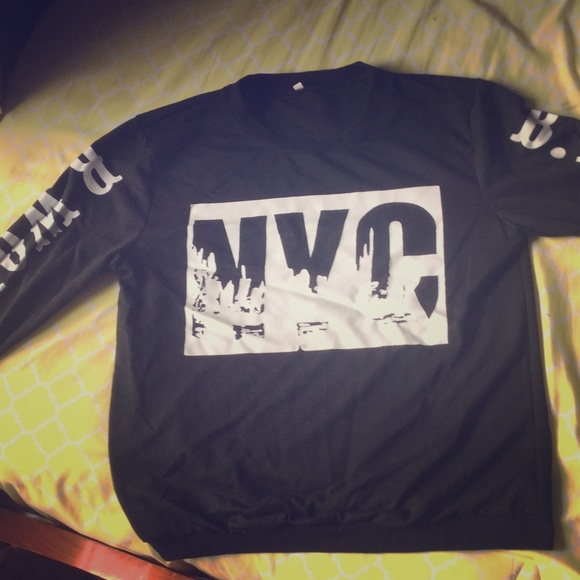NYC Black Love sleeve Top