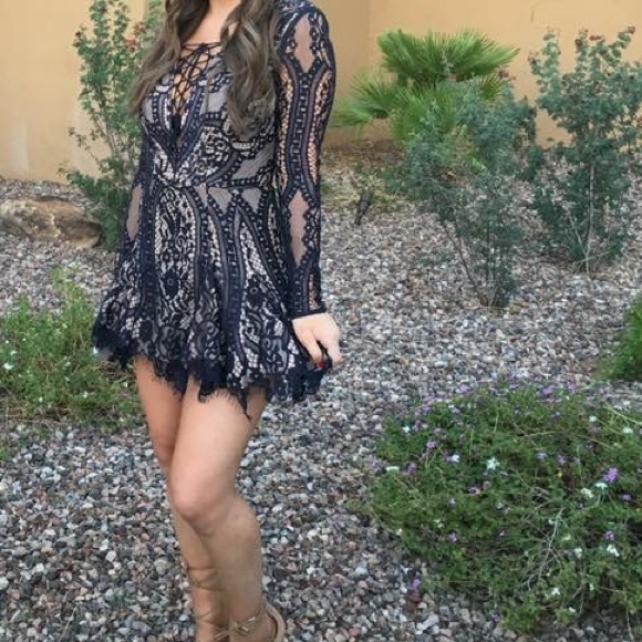 StyleStalker Vivid Long Silv Lace Dress Small