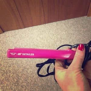 Pink mini straightener