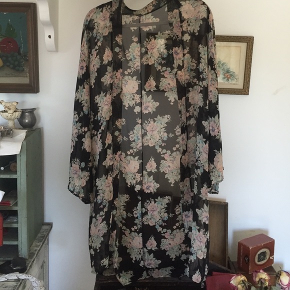 🙅🏼🙅🏼 SOLD! Floral kimono