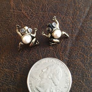 Cute pearl frog earrings