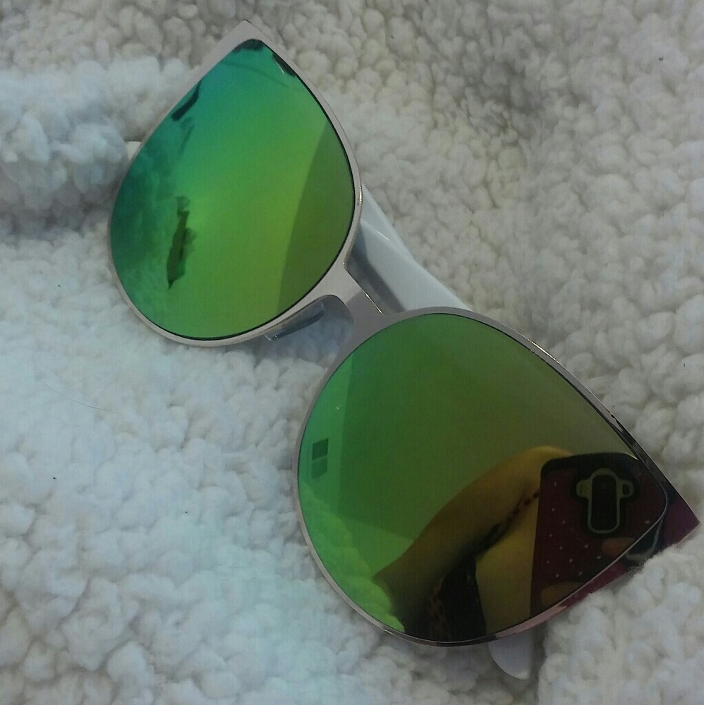 Mirrored cat eye sunglasses 😻