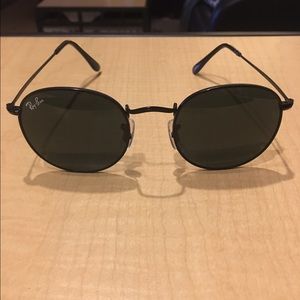 Black round rayban sunglasses