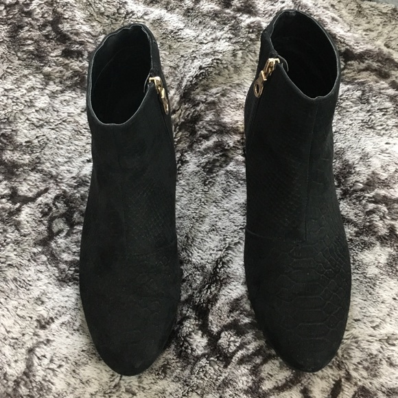 Black textured bootie w/gold metallic heel sz9!