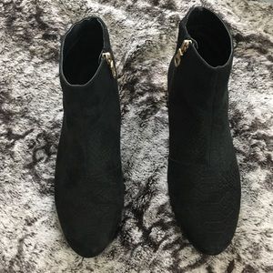 Black textured bootie w/gold metallic heel sz9!