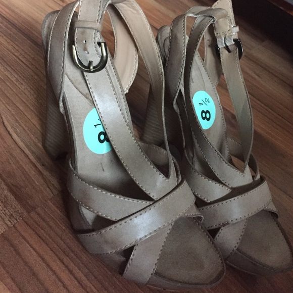Max Edition cute tan wedges