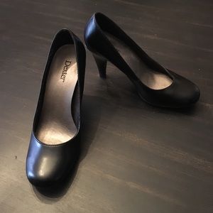 Women's black round toe pumps