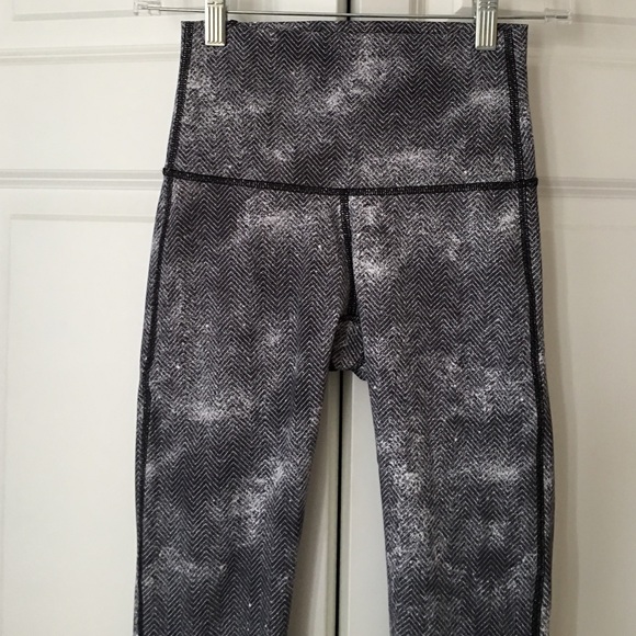 LuluLemon Capri Sz 4