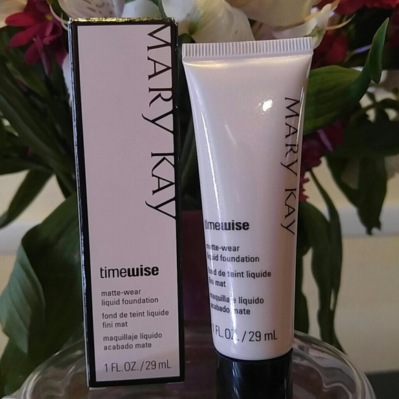 Matte wear foundation - Picture 1 of 2