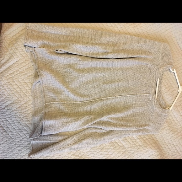 grey/white sweater