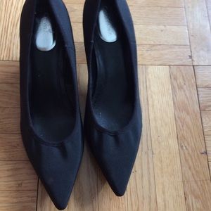 Black material stretchy pump