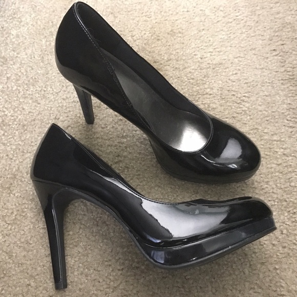 Shiny patent black platform pumps - Picture 1 of 2