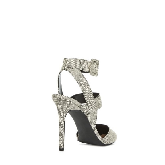 ⚡️NEW ARRIVAL⚡️NIB BLACK/WHITE POINTED STRAP HEEL - Picture 3 of 3