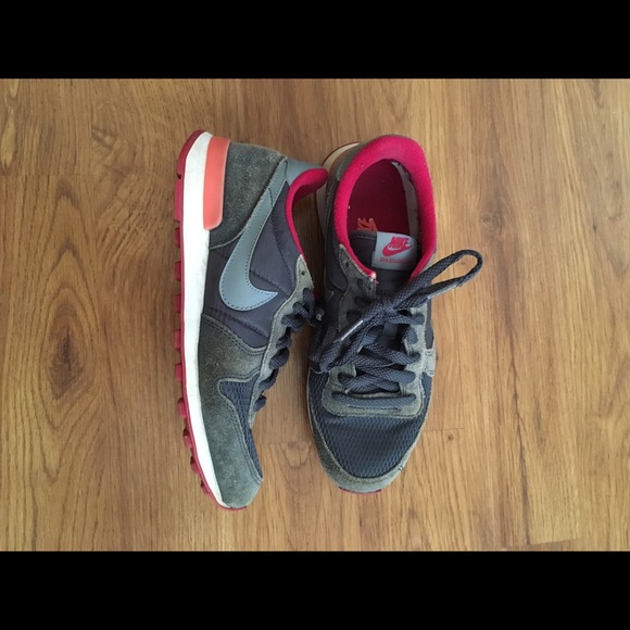 Women's Nike Pink and Gray Tennis Shoes 8