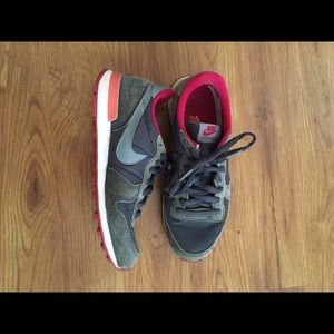 Women's Nike Pink and Gray Tennis Shoes 8