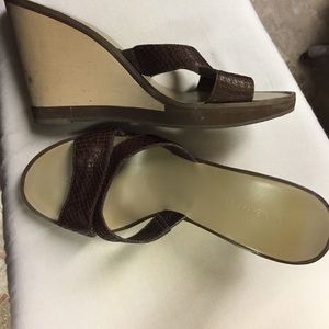 6.5 Nine West brown wooden wedges