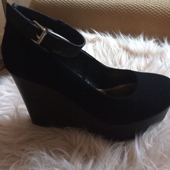 Black wedge close toe