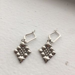 Mesh-like silver earrings