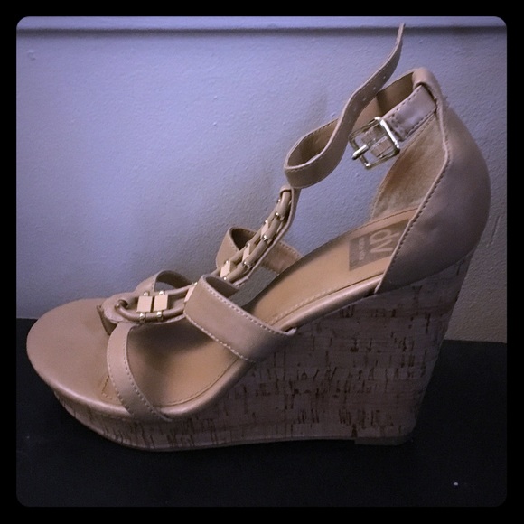 Size 10 dolce vita wedges! Cream/tan