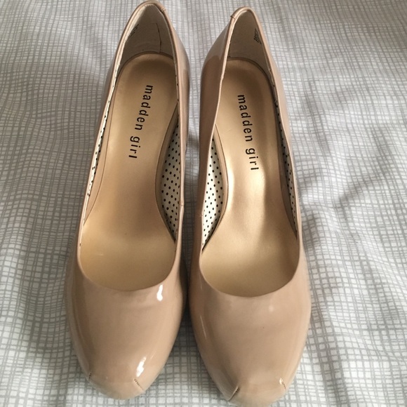 Nude pumps!
