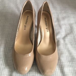 Nude pumps!
