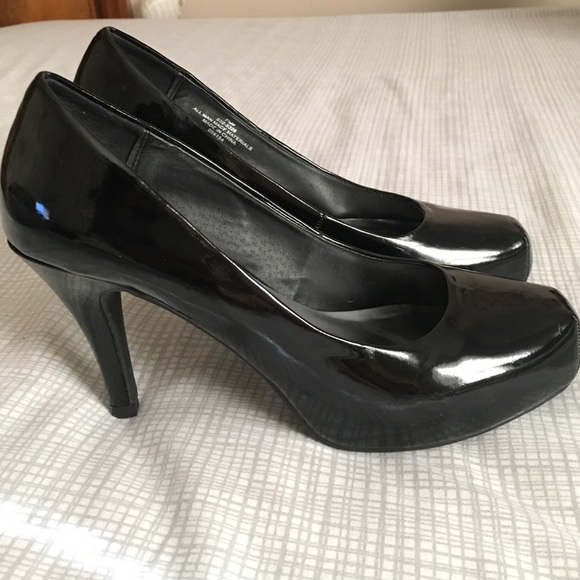 Black high heel! Like New!