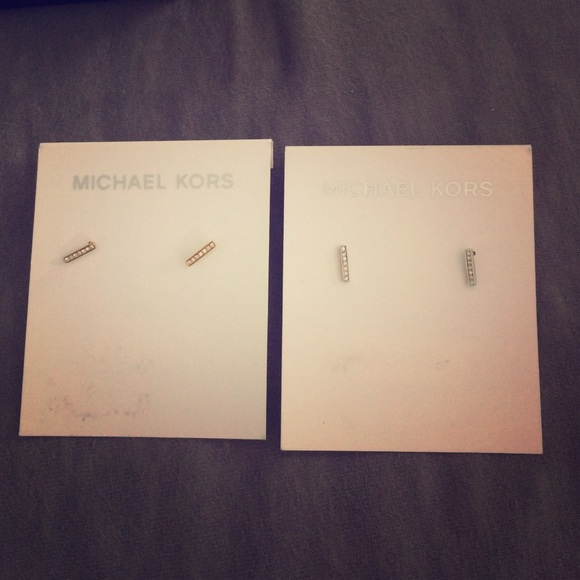Choice of Michael Kors Clear Pave Bar Earrings - Picture 1 of 6