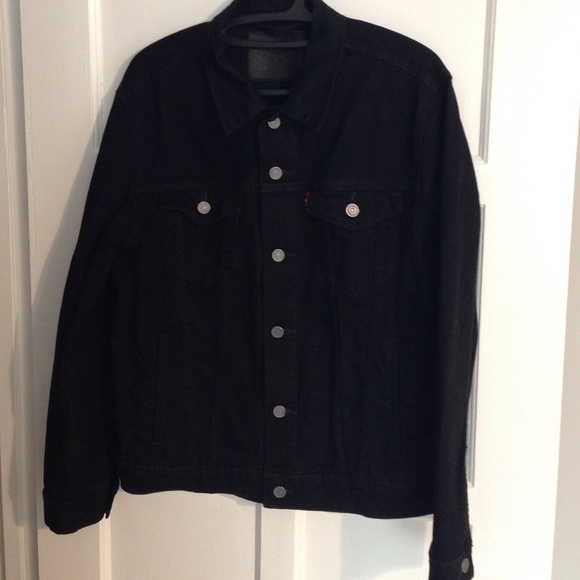 Levi's black denim jacket. Size M.