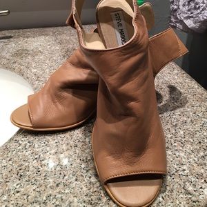 Steve Madden peep toe size 10 color tan