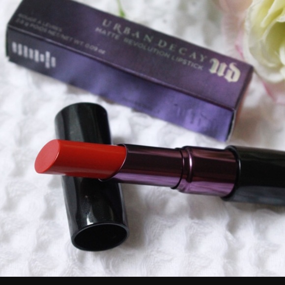 Matte Revolution Lipstick Temper - Picture 4 of 8