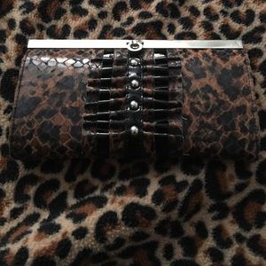 Clutch-wallet sign of use