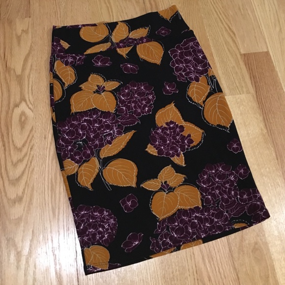 NWOT - LulaRoe black/purple/dark orange Cassie