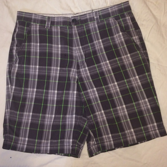 Men's shorts. Gray/Grn plaid. 36.EUC. Flat front.